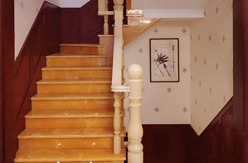 宾阳中式别墅室内汉白玉石楼梯的定制安装装饰效果